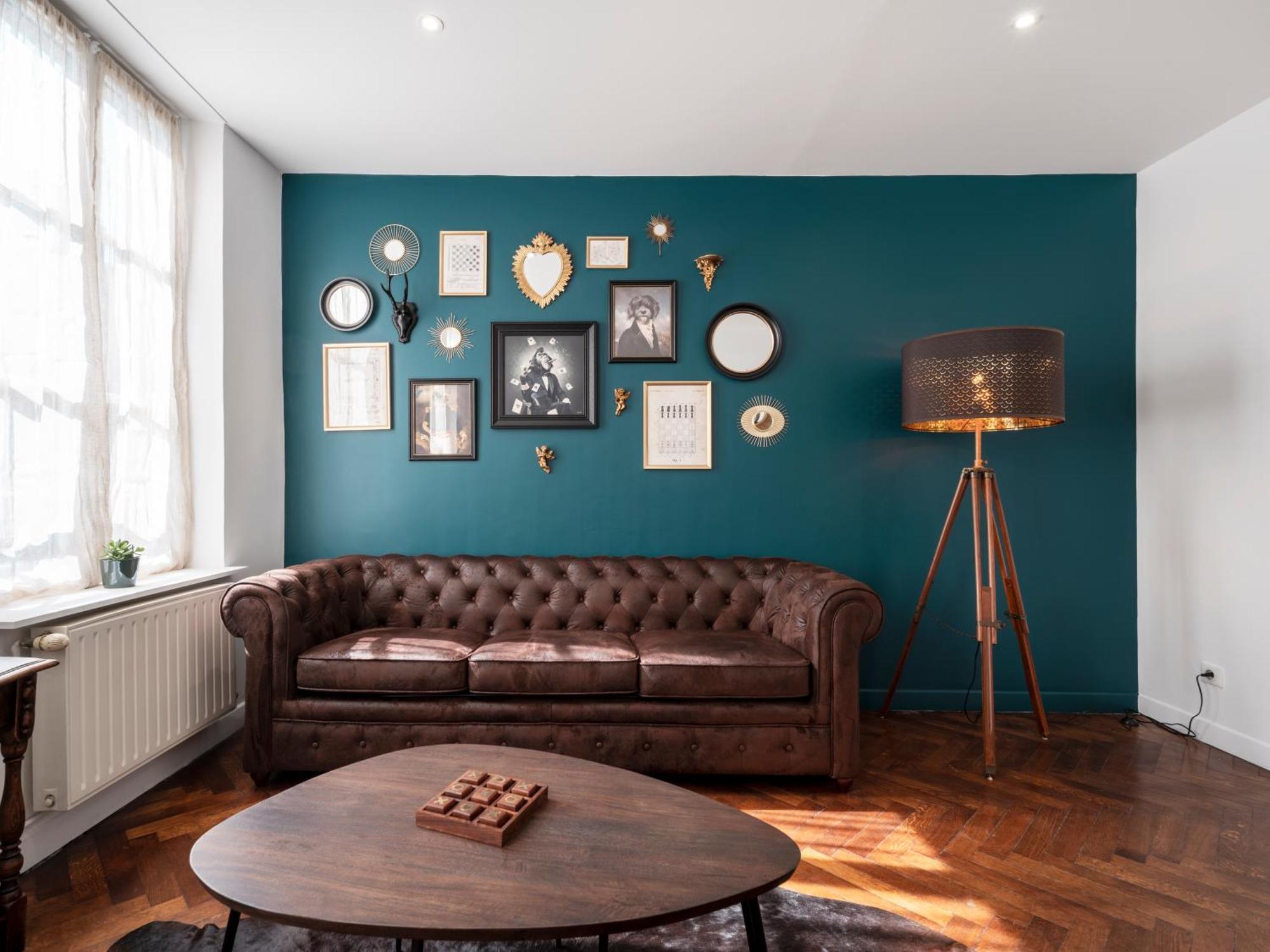 Bohemian Bakoua & Chesterfield Cottage, Hyper-centre