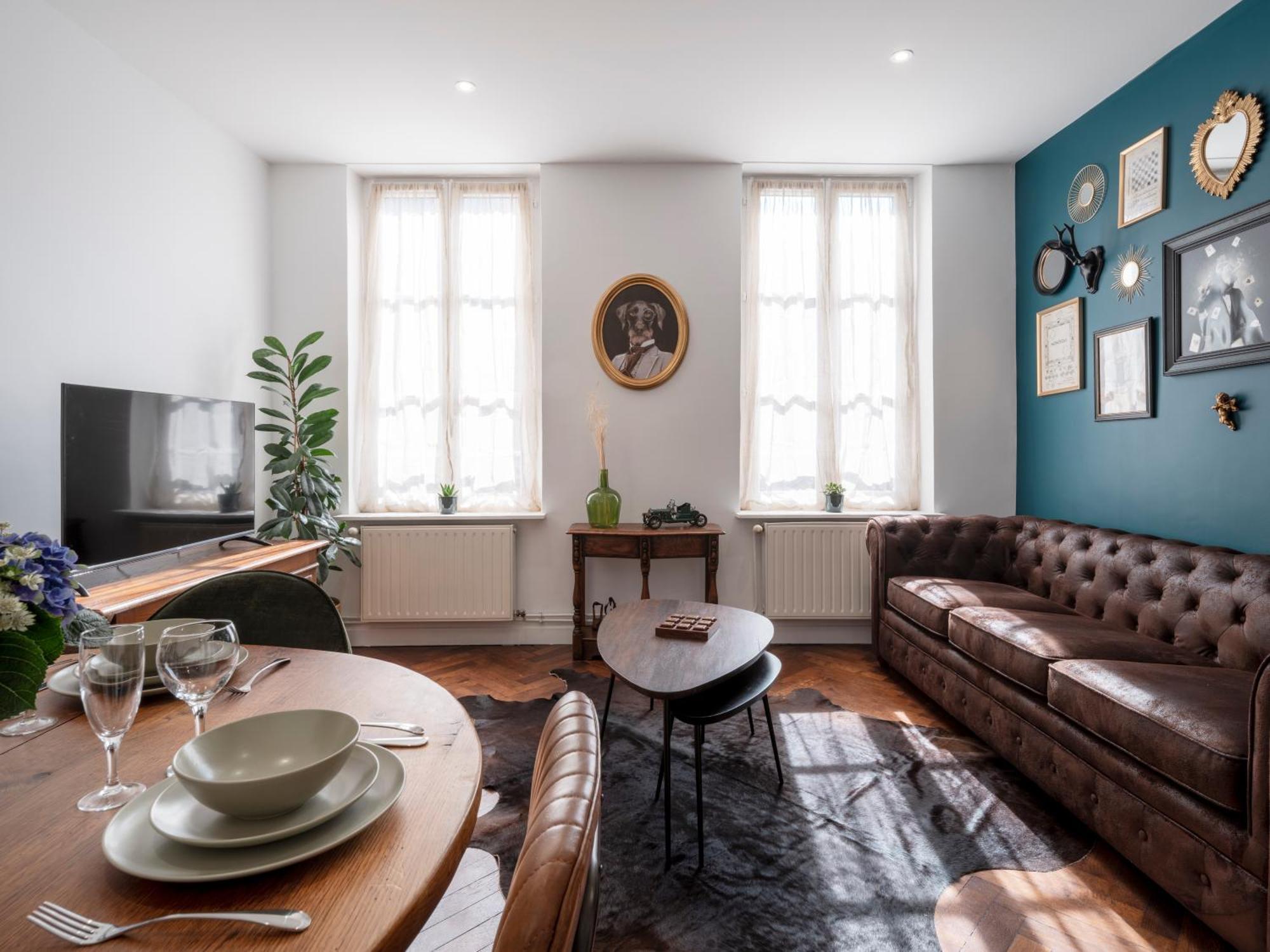 Bohemian Bakoua & Chesterfield Cottage, Hyper-centre